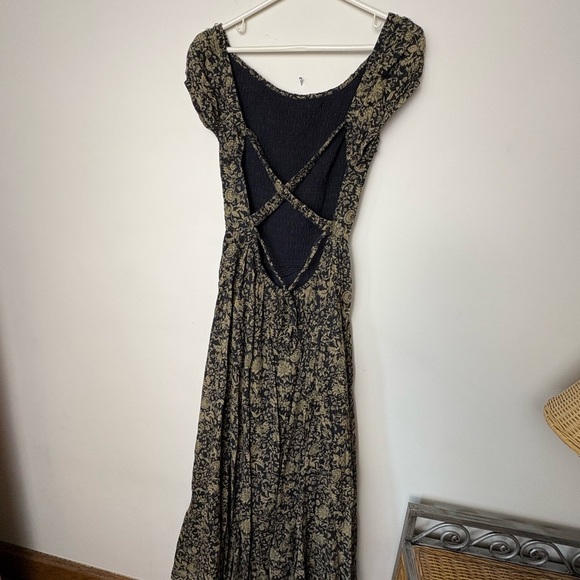 Elegant Black and Gold Women's Dress - Picture 7 of 14